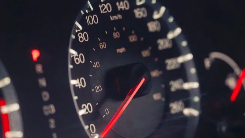 Compteur kilométrique et tableau de bord d'une voiture, relevé des kilomètres professionnels