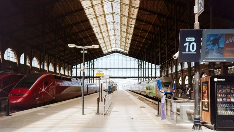 Trains à grande vitesse à quai en gare, départ en voyage d'affaires