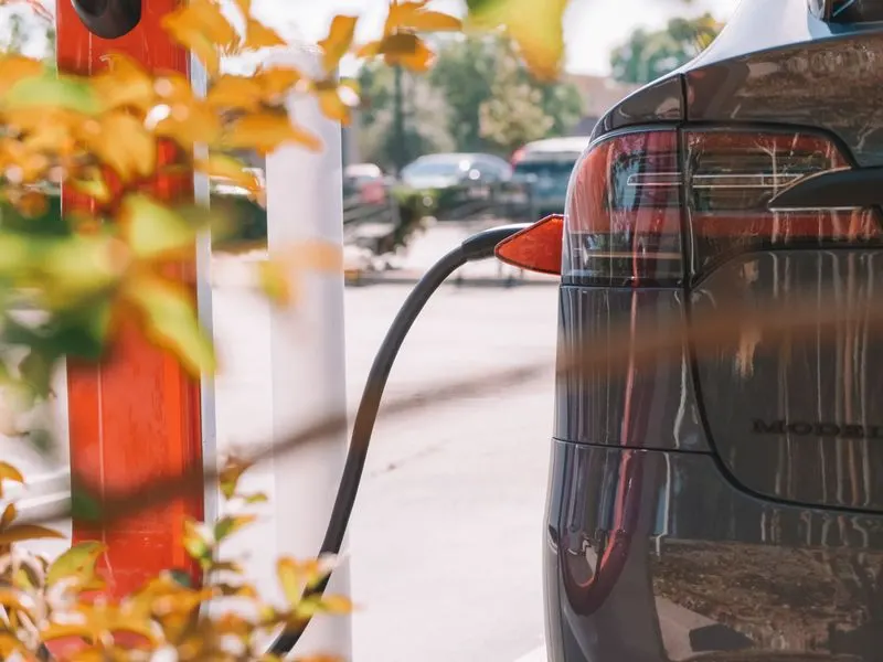 Voiture électrique en charge sur une borne publique, majoration de 20 % au barème kilométrique
