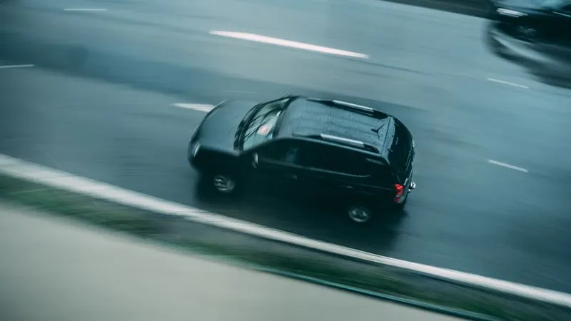 Véhicule roulant sur une voie rapide, déplacement professionnel en voiture