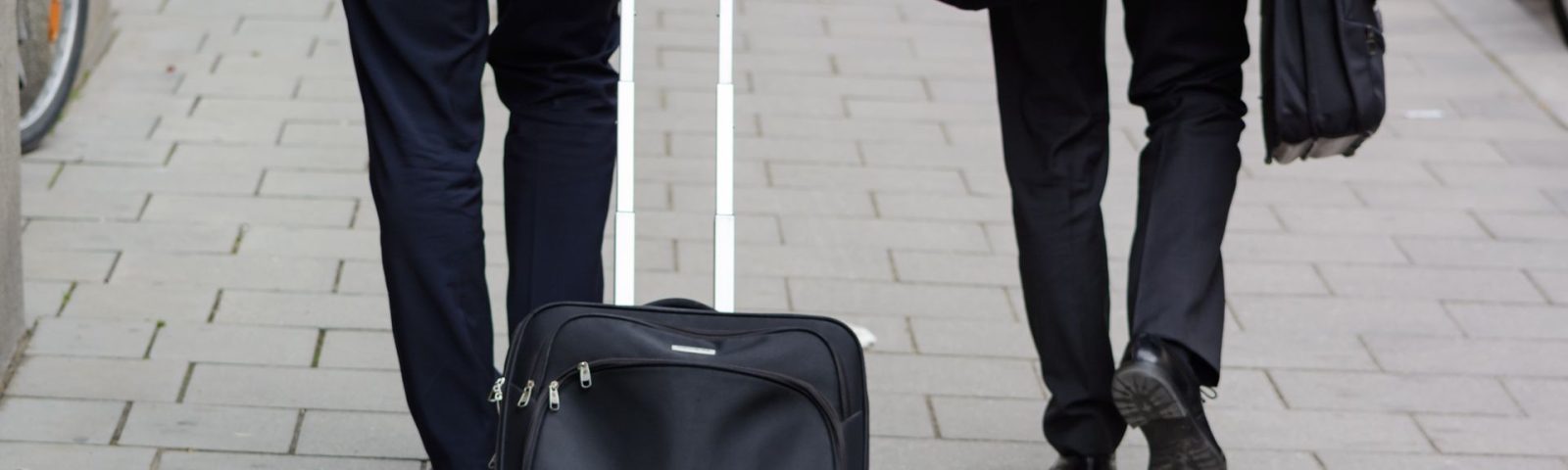Voyageurs d'affaires avec valise cabine