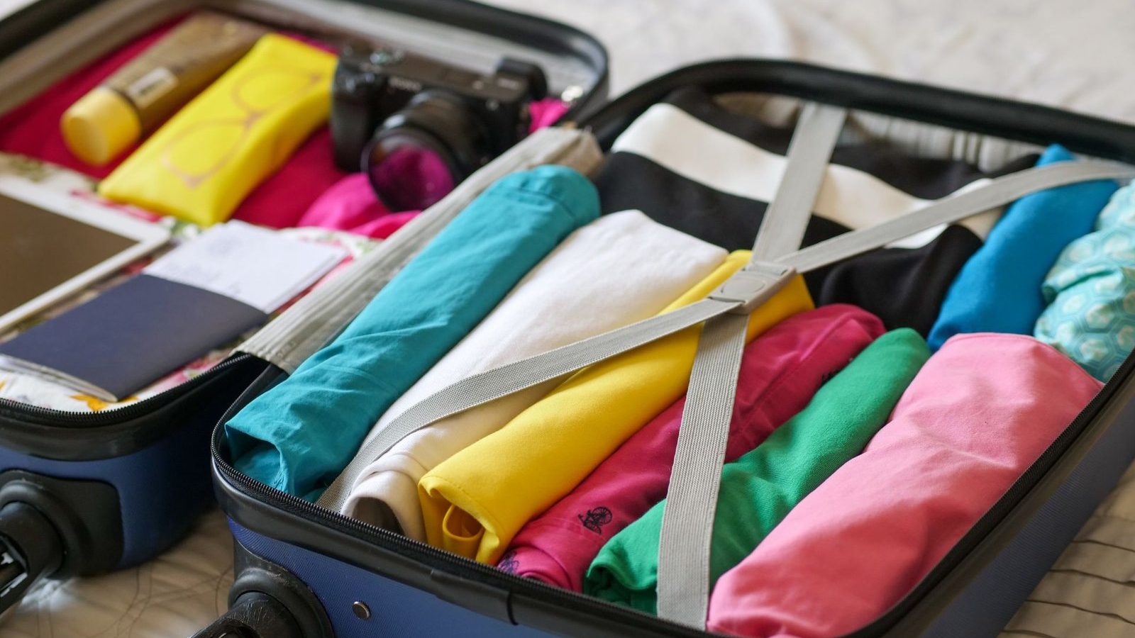 Valise soigneusement organisée pour un déplacement professionnel