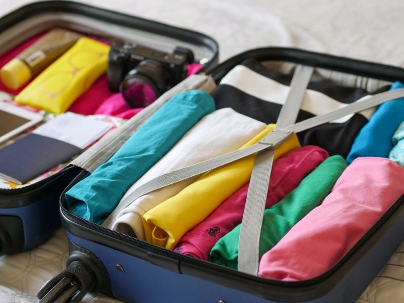 Valise soigneusement organisée pour un déplacement professionnel