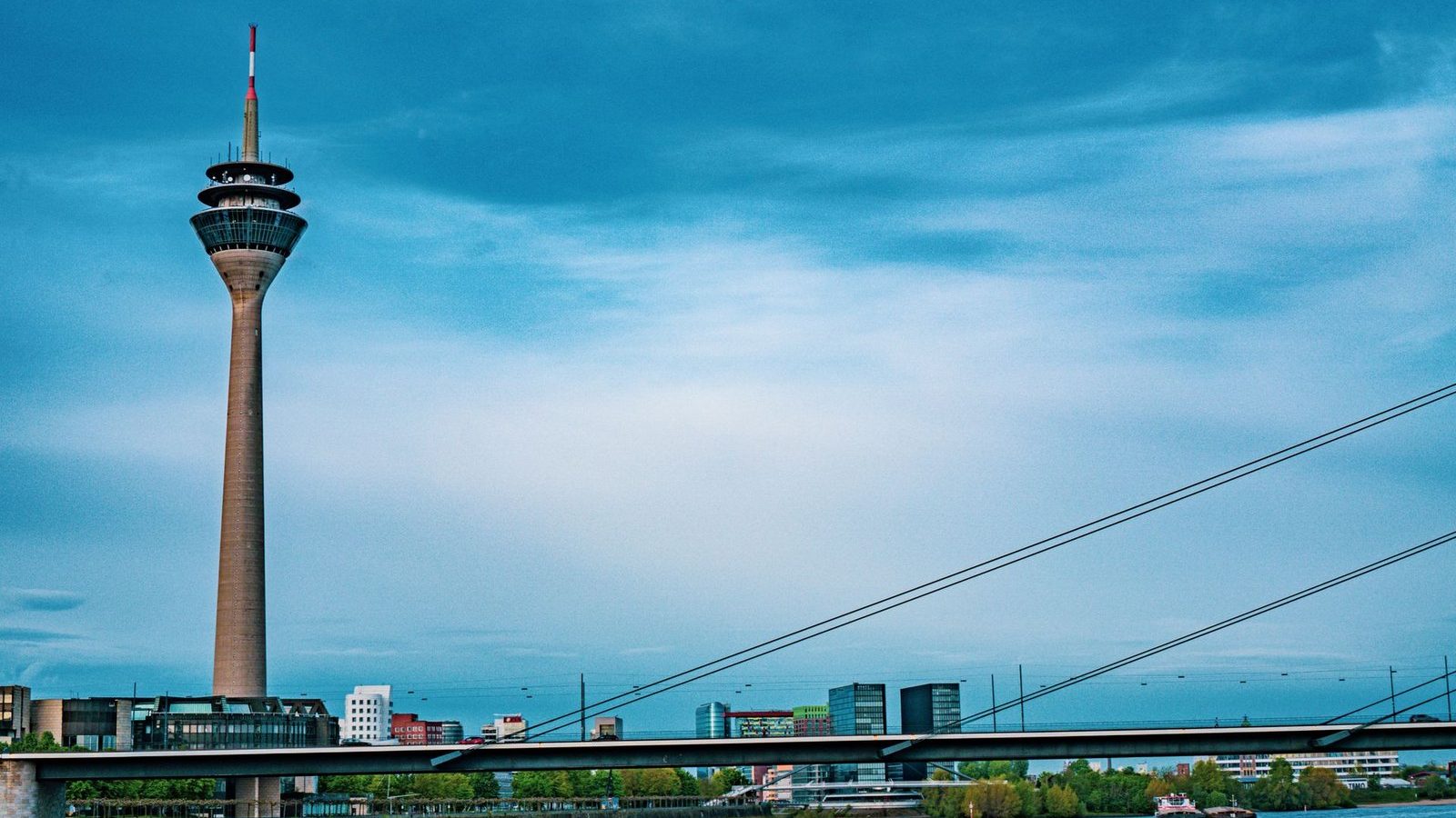 La tour du Rhin et le fleuve à Düsseldorf, en Allemagne