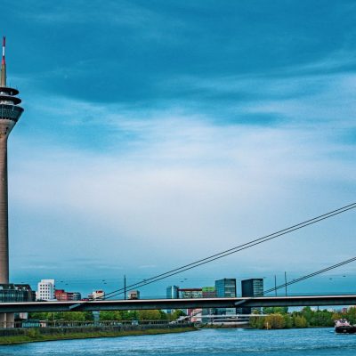 La tour du Rhin et le fleuve à Düsseldorf, en Allemagne