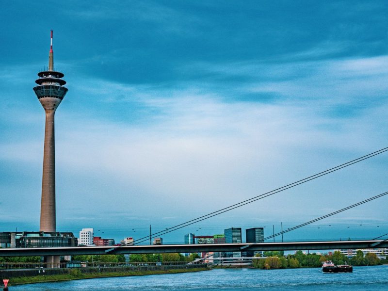 La tour du Rhin et le fleuve à Düsseldorf, en Allemagne