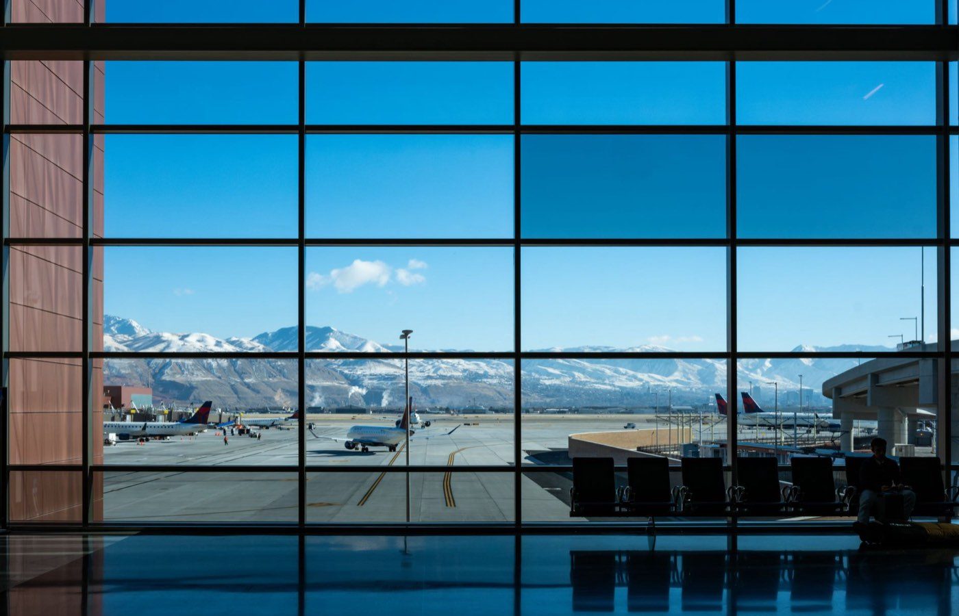Terminal d'aéroport et avion vus de la baie vitrée