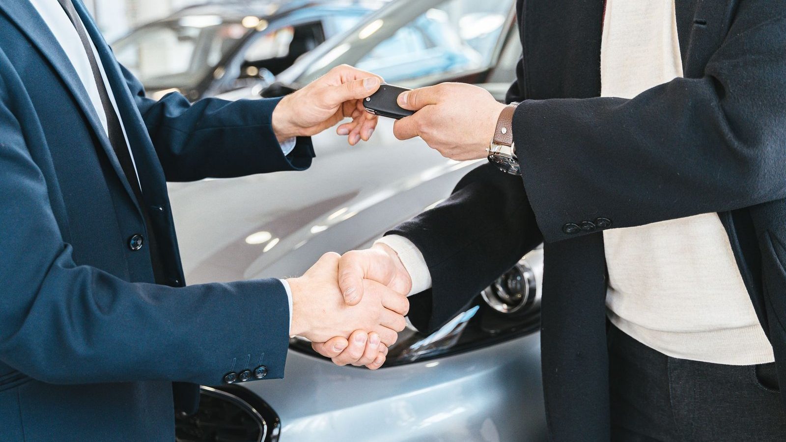 Remise des clés lors d'une location de voiture professionnelle