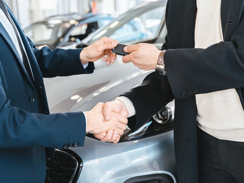 Remise des clés lors d'une location de voiture professionnelle