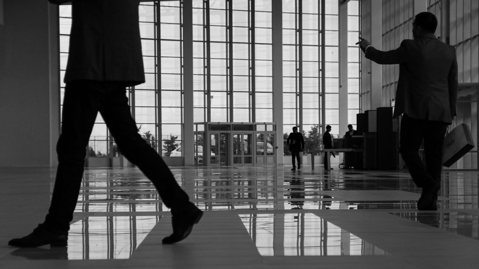 Hall moderne d'un centre de congrès, silhouettes de participants