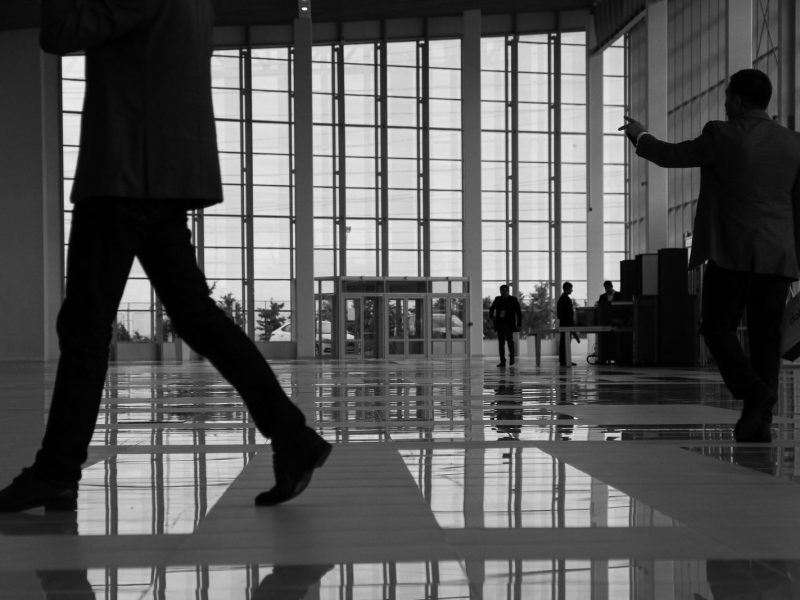 Hall moderne d'un centre de congrès, silhouettes de participants