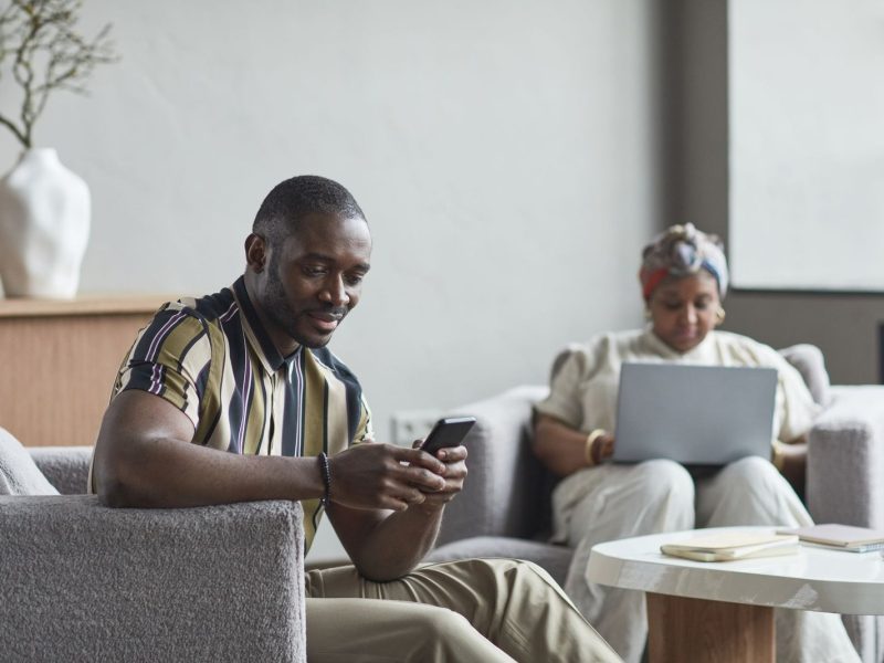 Deux voyageurs d'affaires travaillant dans un salon coworking d'hôtel