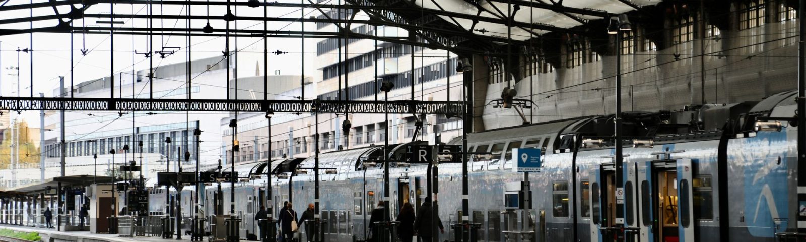 Quai de gare pour un déplacement professionnel
