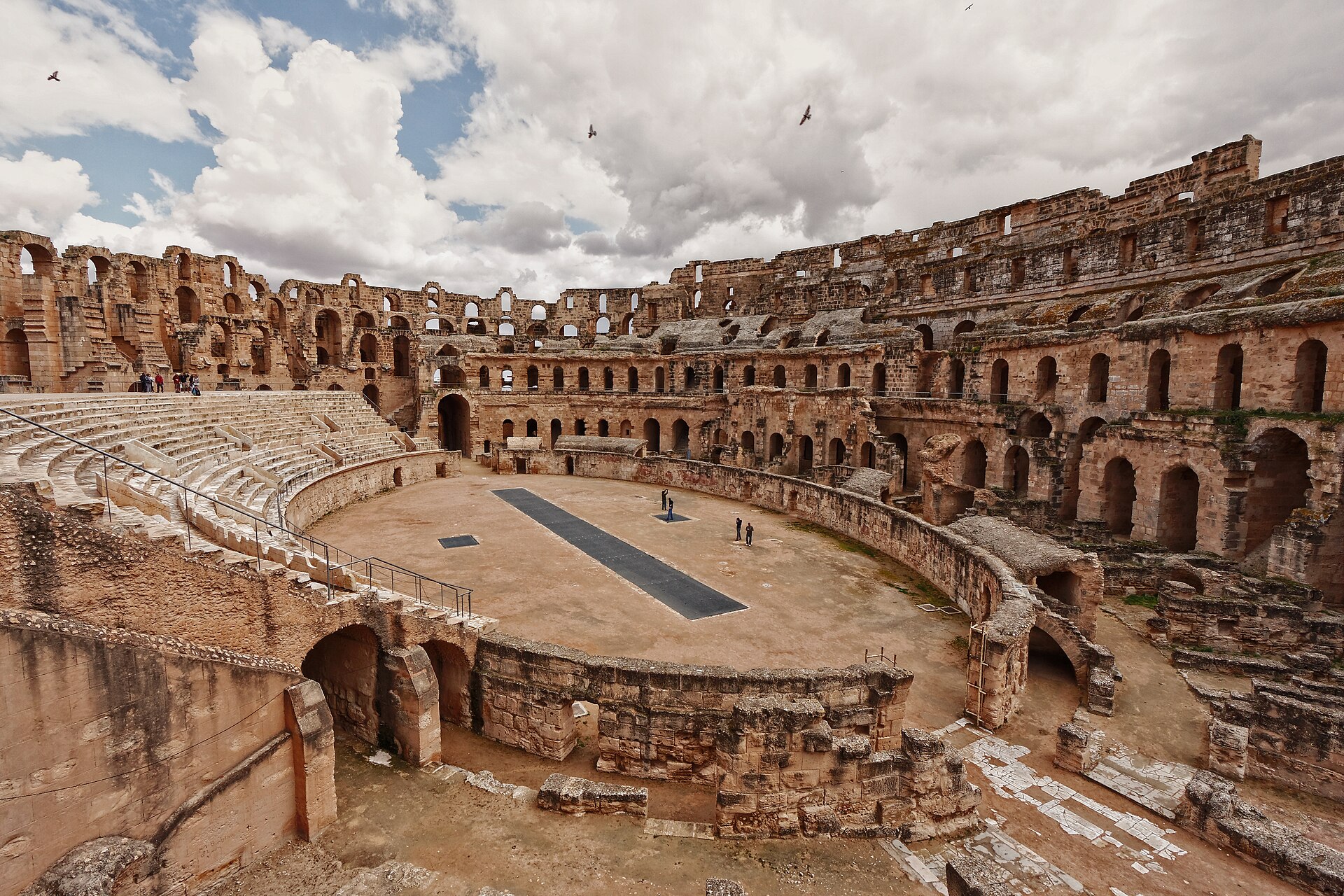 arcades de pierre de l'amphithéâtre romain d'El Jem en Tunisie