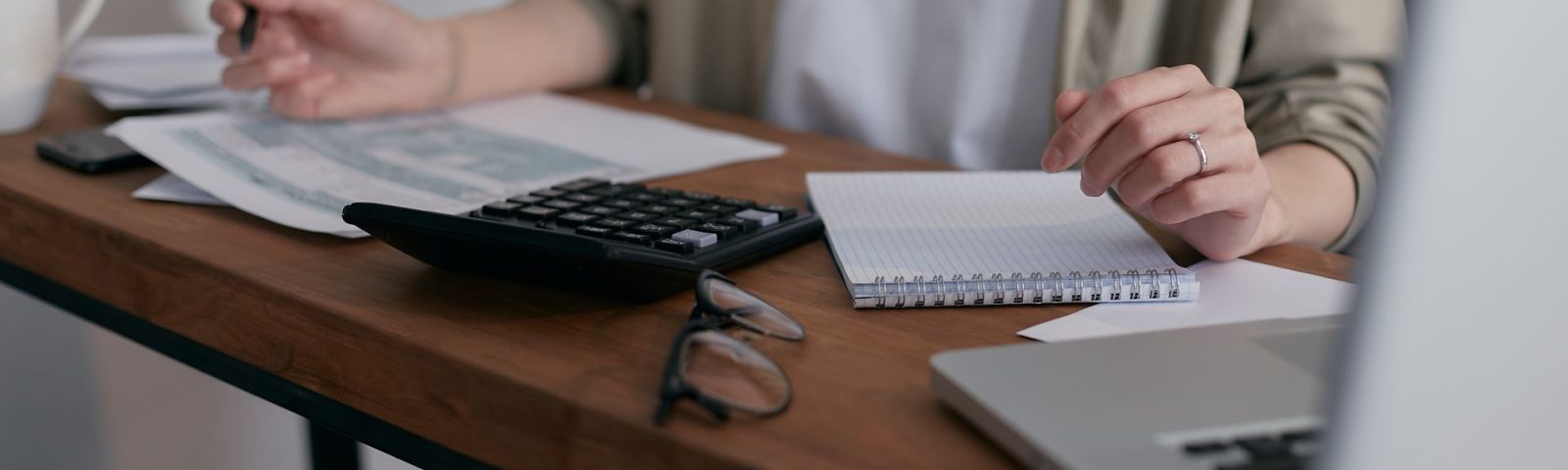 Gestion des frais de déplacement, ordinateur et calculatrice