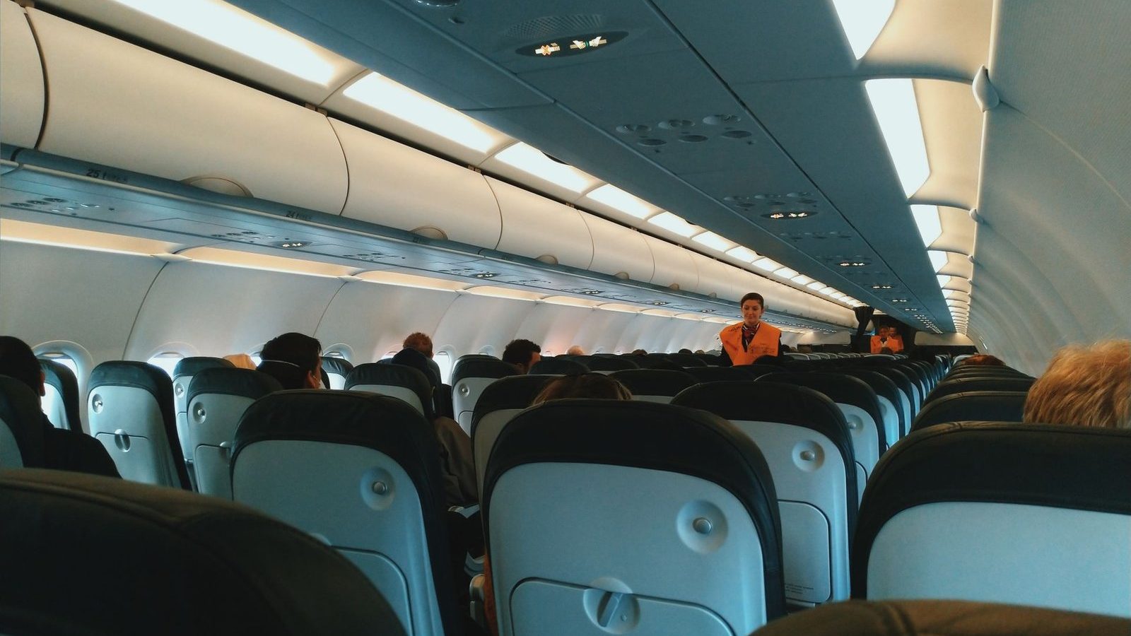 Cabine d'avion avec passagers et hôtesse, vol réservé pour un voyage d'affaires