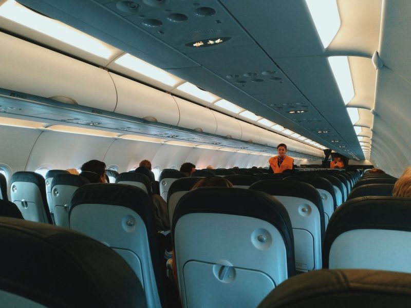 Cabine d'avion avec passagers et hôtesse, vol réservé pour un voyage d'affaires