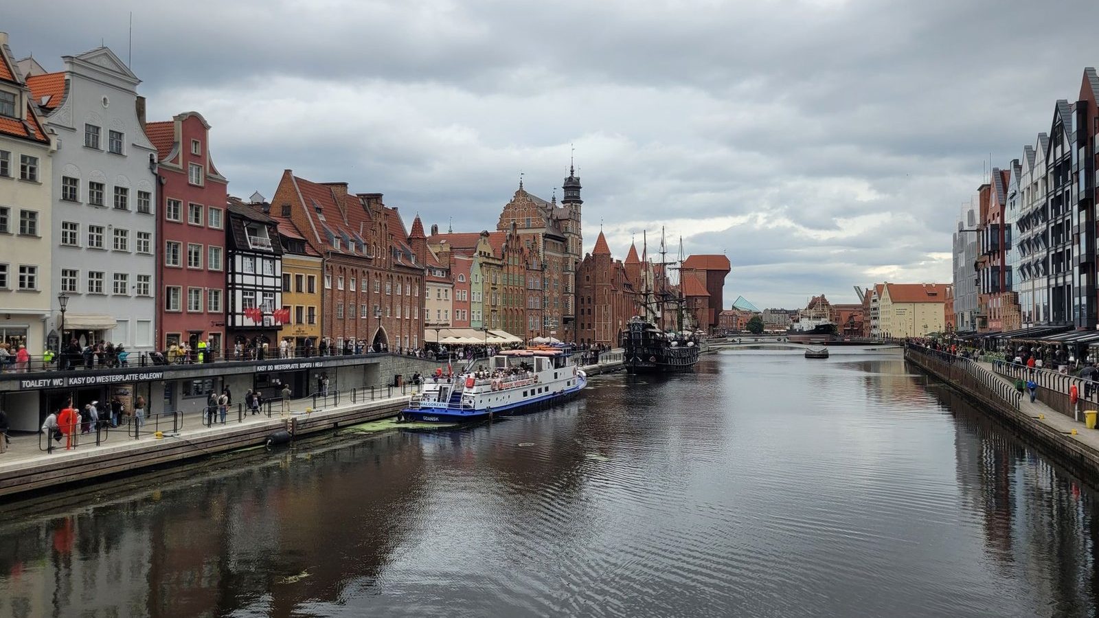 Le front de mer historique de Gdansk, avec ses maisons hanséatiques colorées