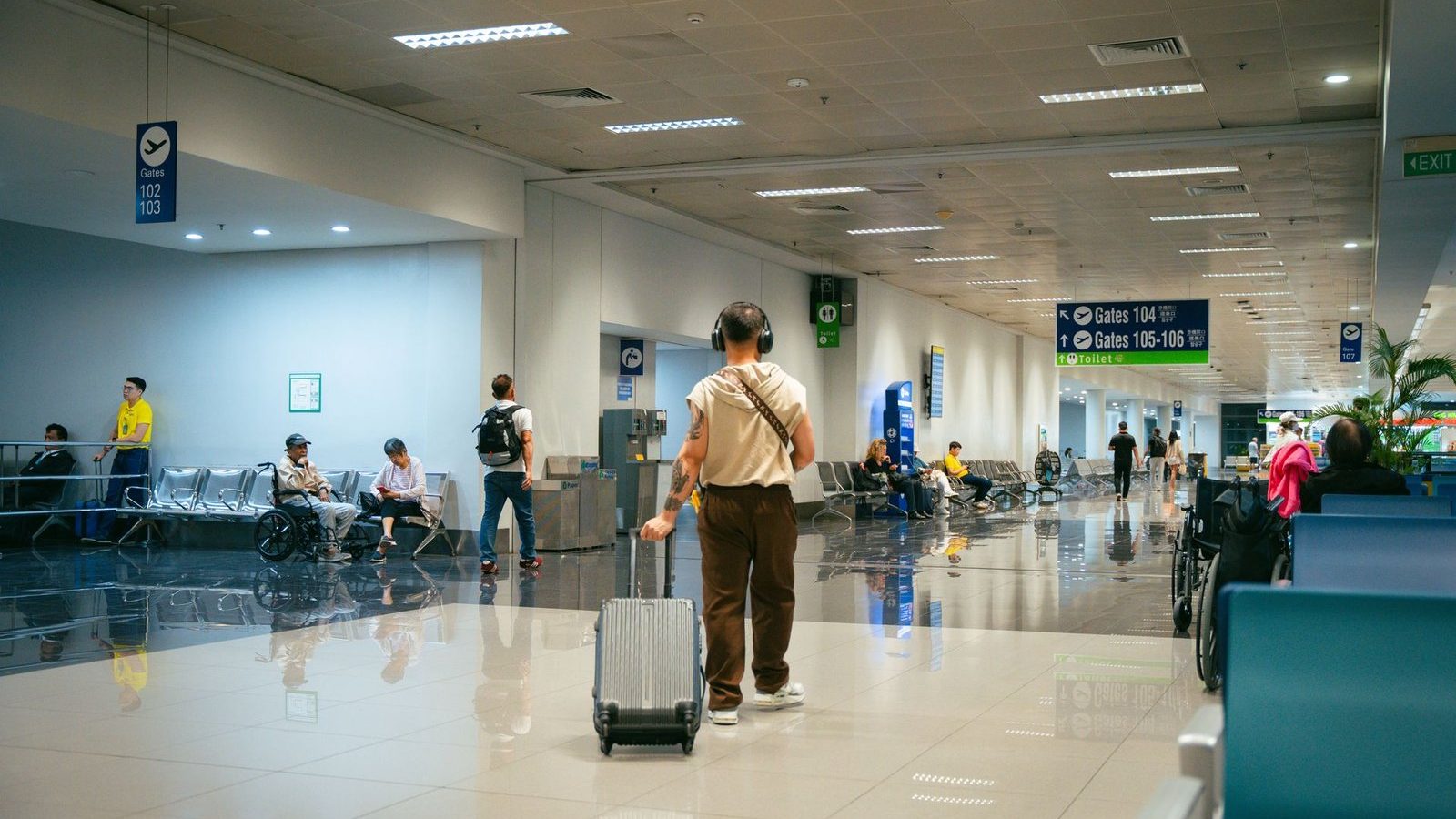 Hall d'embarquement d'un aéroport avec passagers et bagages