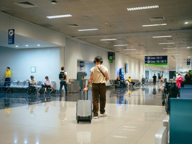 Hall d'embarquement d'un aéroport avec passagers et bagages