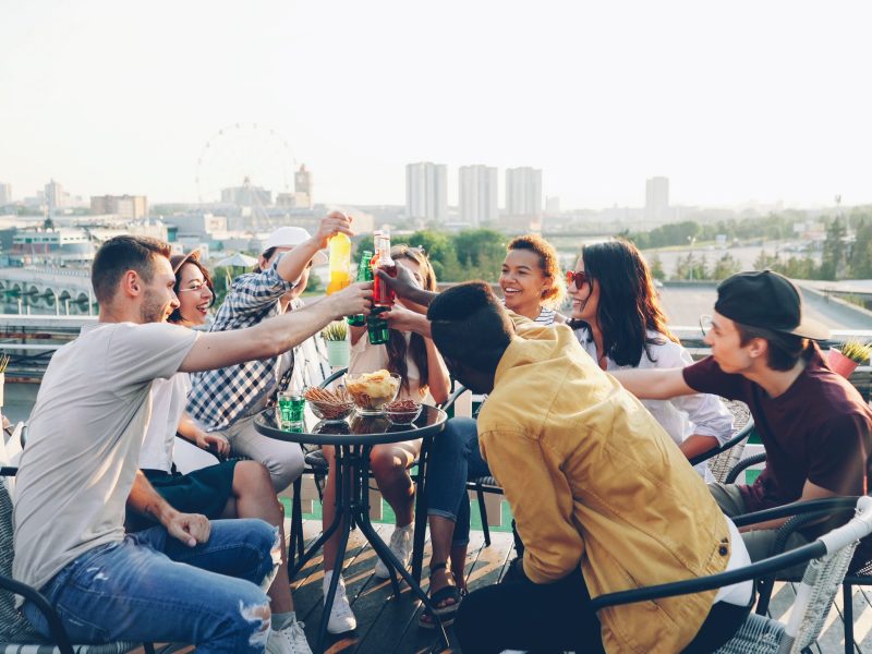 Équipe en voyage incentive partageant un toast convivial sur une terrasse en journée