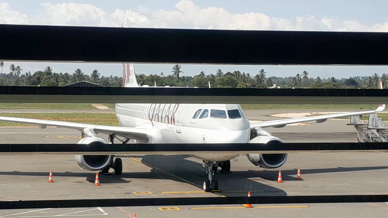avion de ligne au sol sur le tarmac de l'aéroport international Abeid Amani Karume à Zanzibar