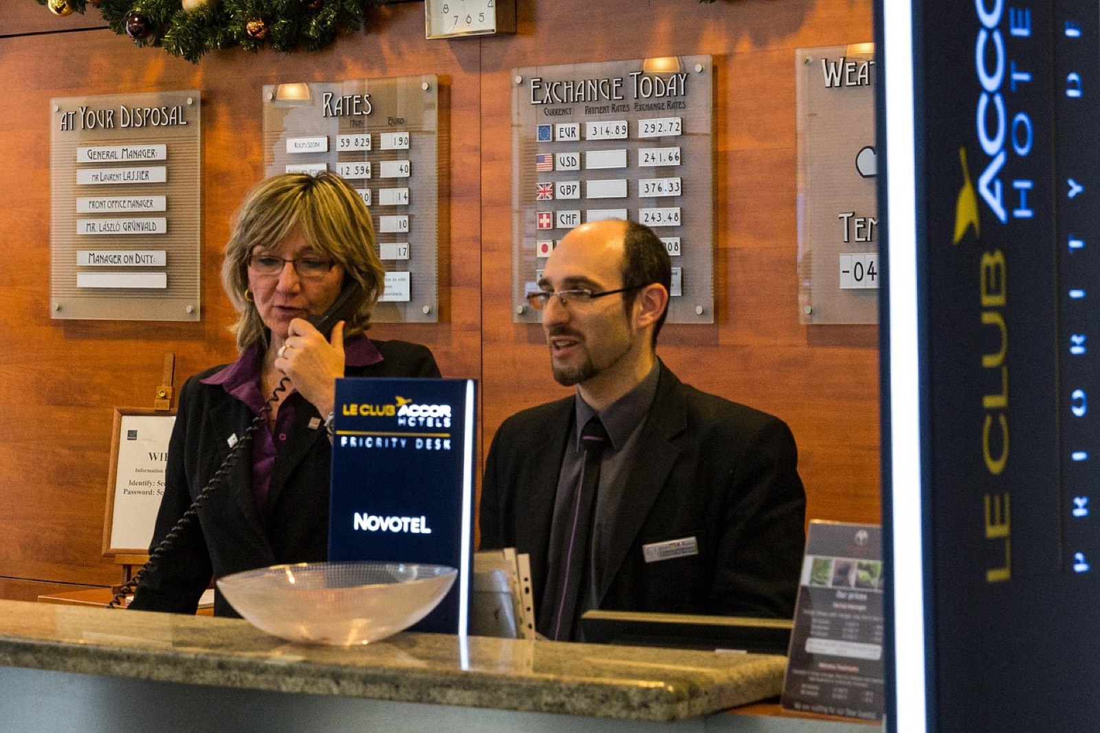 Hall d'un hôtel d'affaires avec son comptoir de réception et ses fauteuils