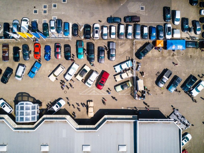 Autocar ou voiture de location : quel transport pour un groupe pro ?
