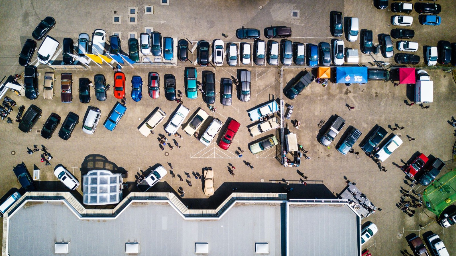 Autocar ou voiture de location : quel transport pour un groupe pro ?