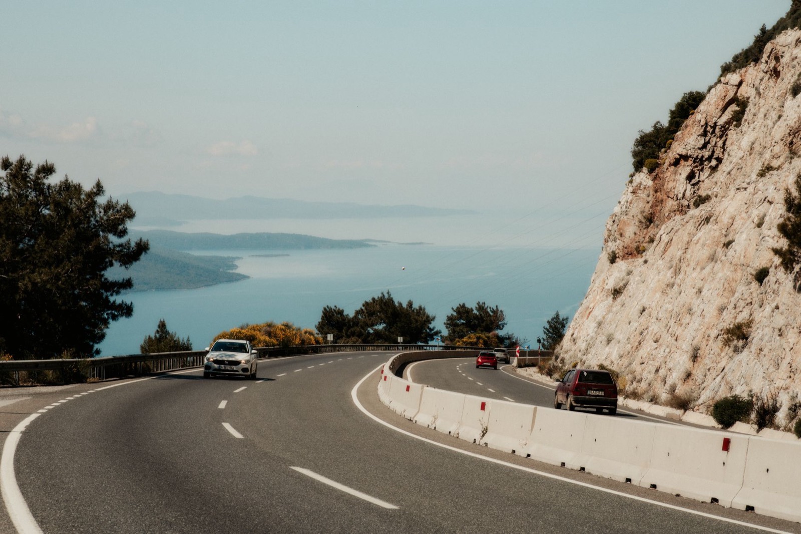 homme d'affaires conduisant une voiture de location sur une route côtière à Malte