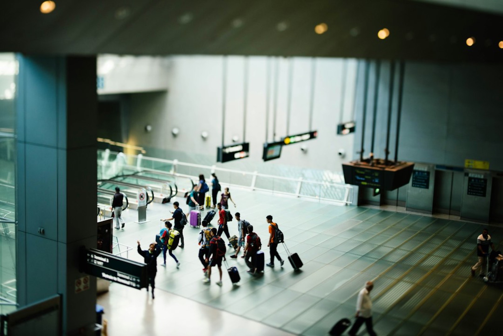 Voyageur d'affaires avec sa valise à la sortie d'un terminal d'aéroport