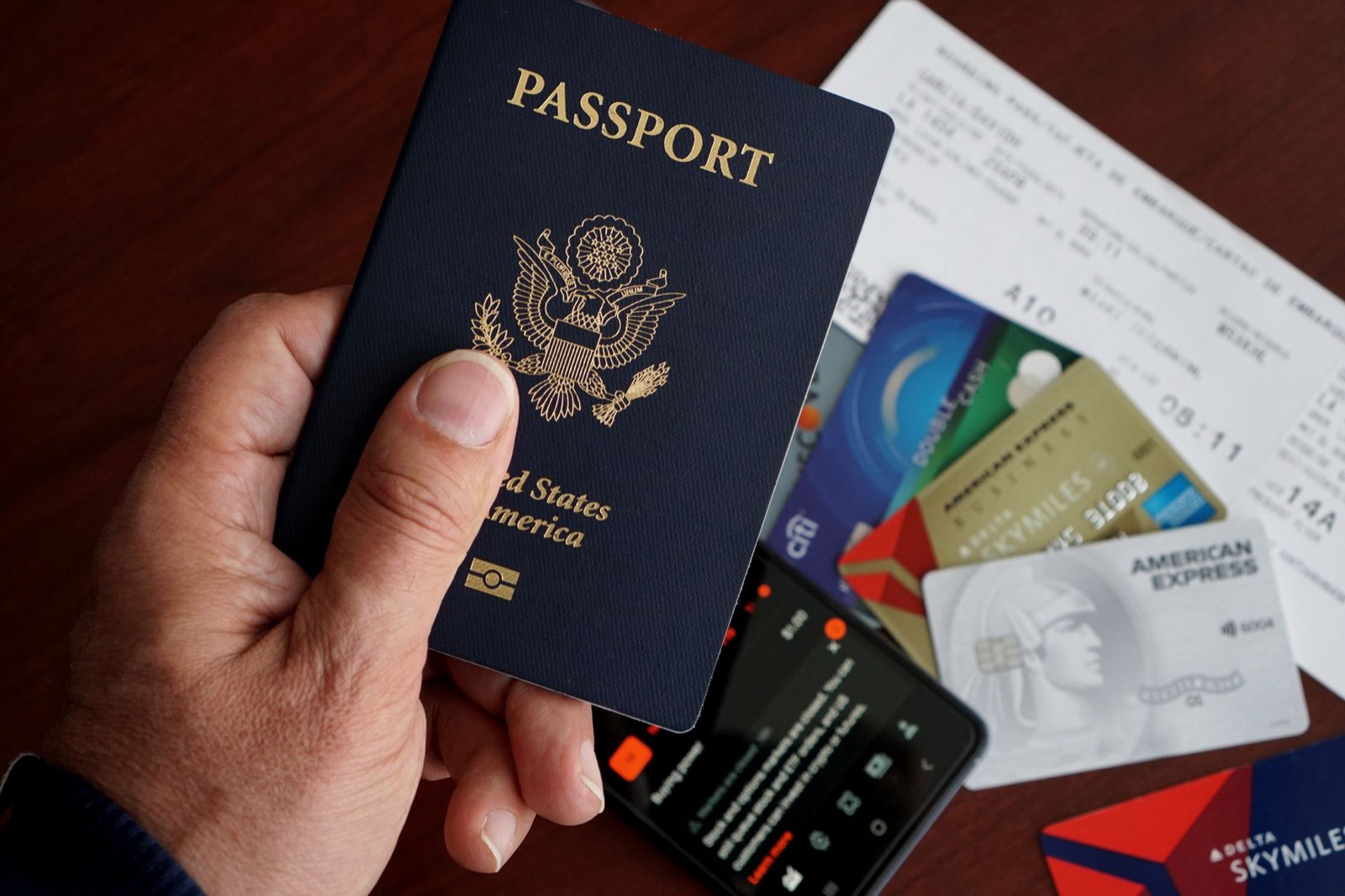 Voyageur d'affaires vérifiant sa carte d'embarquement avant un vol