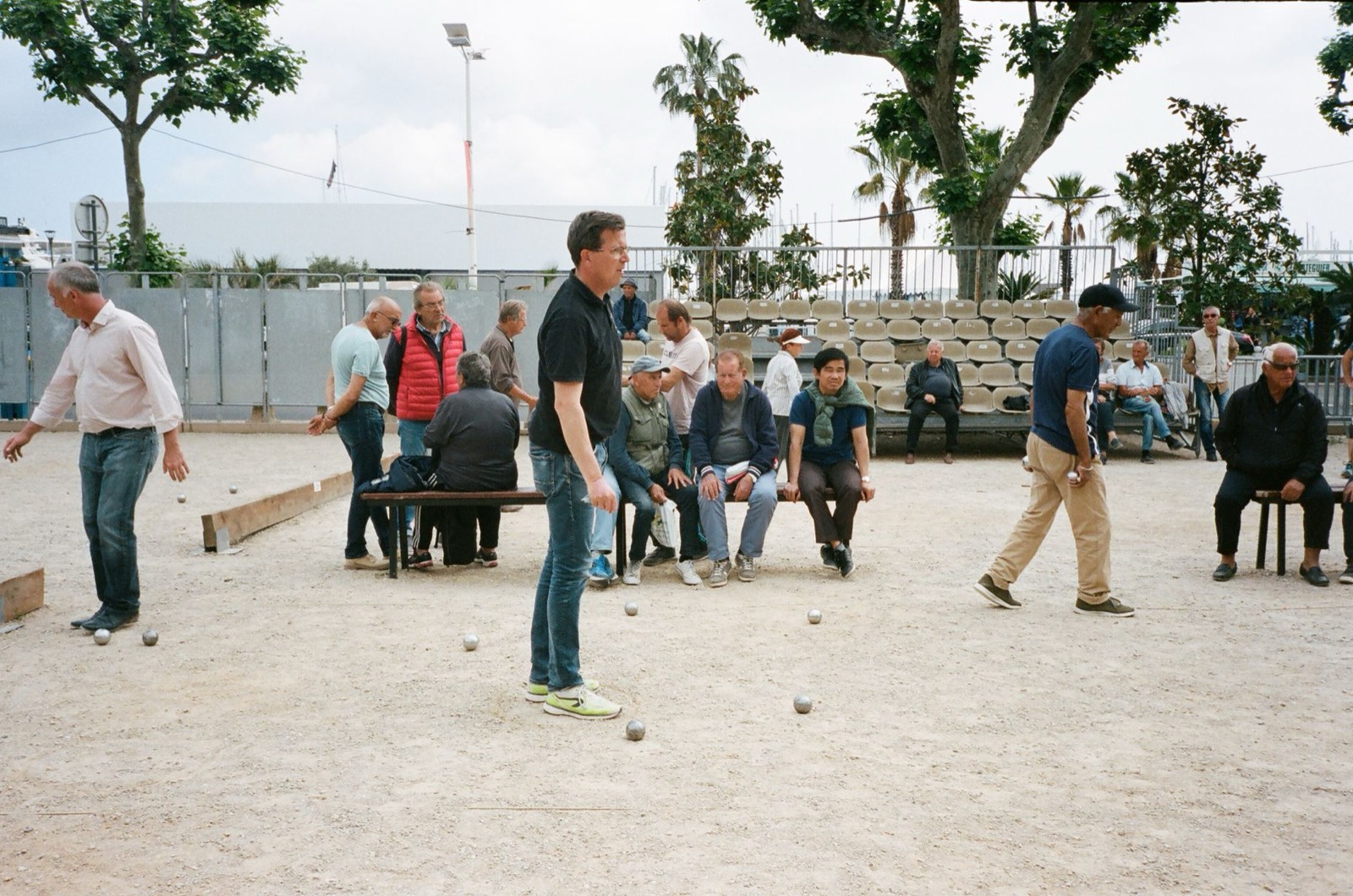 Partie de pétanque à l'ombre des platanes, en terrasse avant un repas