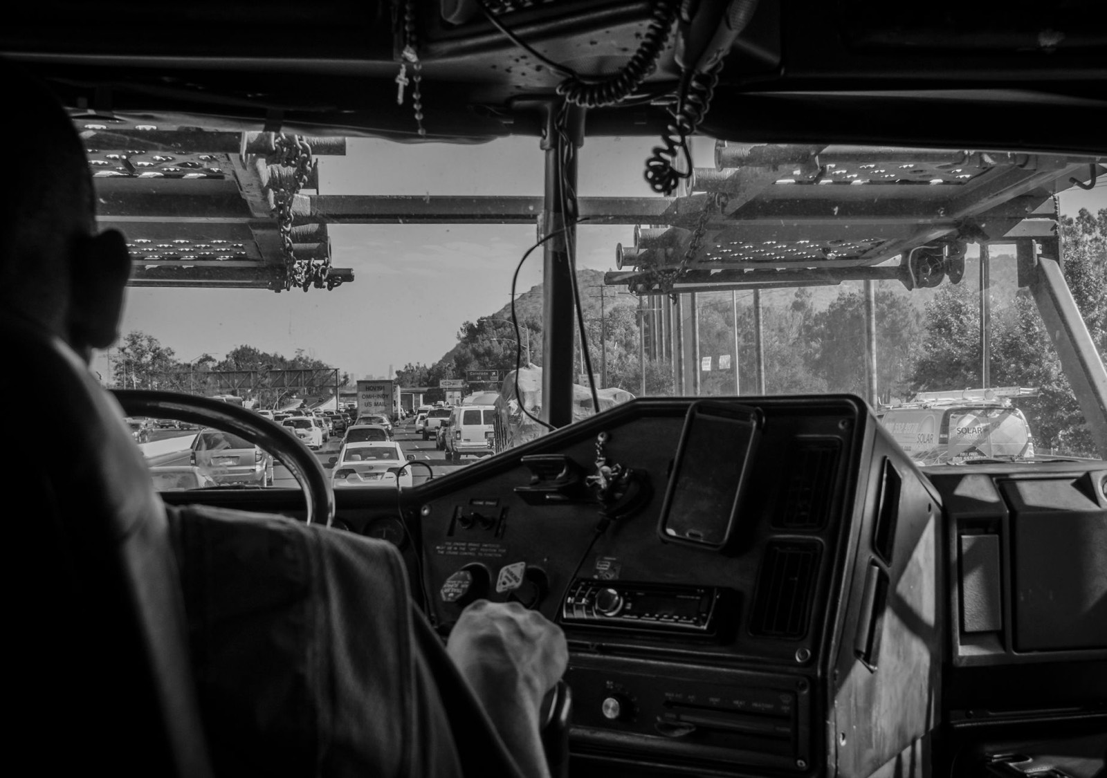 Voyageur d'affaires au volant sur une route marocaine en direction d'Agadir