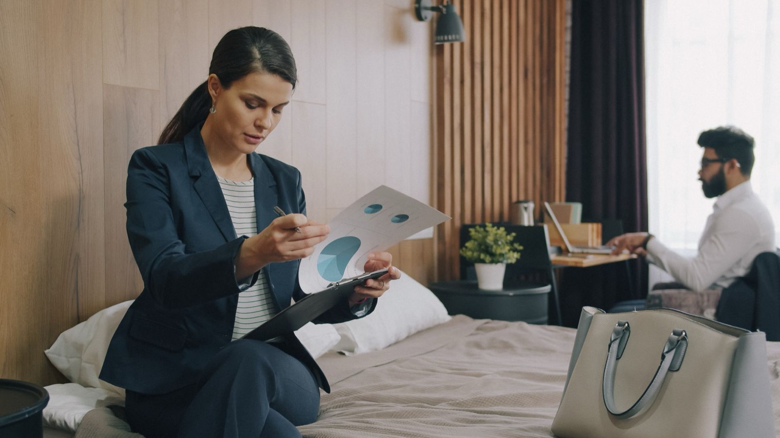 Bureau d'hôtel avec ordinateur portable et documents professionnels