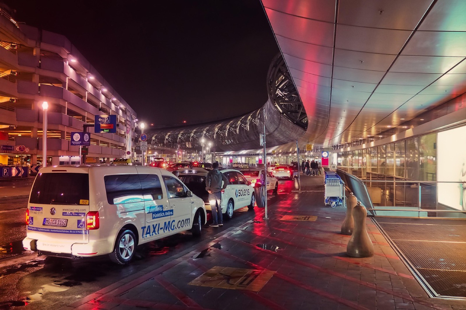 Voiture de VTC garée devant un terminal d'aéroport pour un départ professionnel